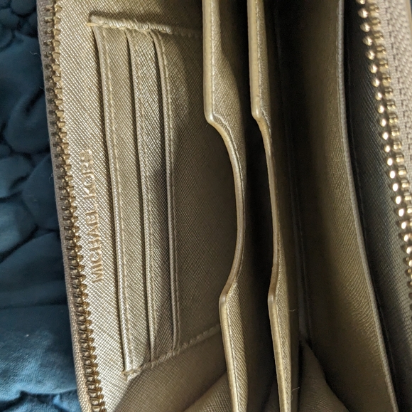 Michael Kors Jet Set Travel Continental Pale Gold Mirror Zip Around Wallet/Wrist - Picture 4 of 9